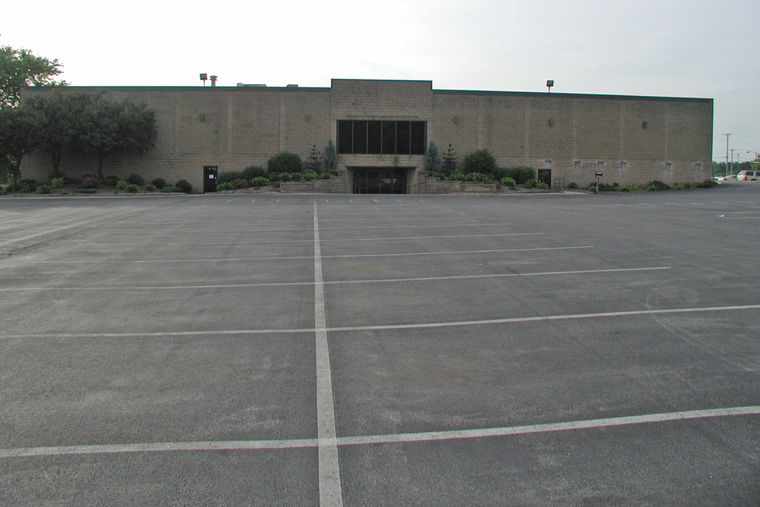 40322268] [OC] An empty parking lot at an abandoned mall in Burlington NJ